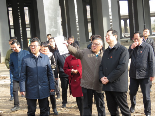 省委常委、西寧市委書記王曉在青海省物產(chǎn)集團總公司黨委書記、總經(jīng)理王玉輝陪同下，深入青海物產(chǎn)朝陽物流園區(qū)。